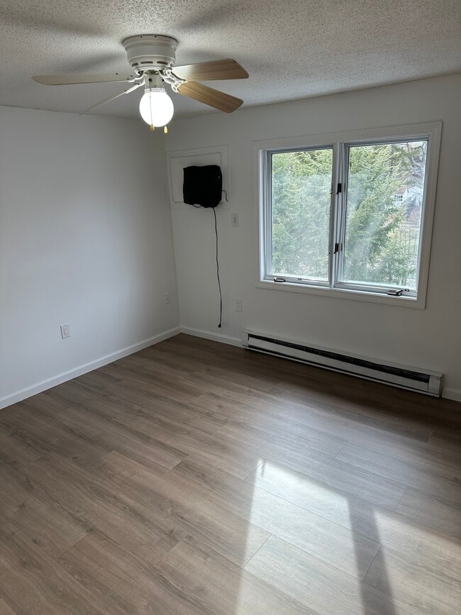 12 Maple St, Unit 10 in Plainville, CT - Foto de edificio - Building Photo