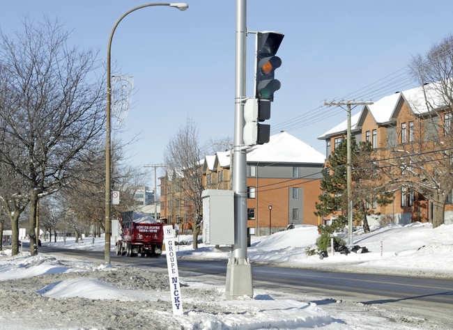201-207 Bouchard Boul in Dorval, QC - Building Photo - Building Photo
