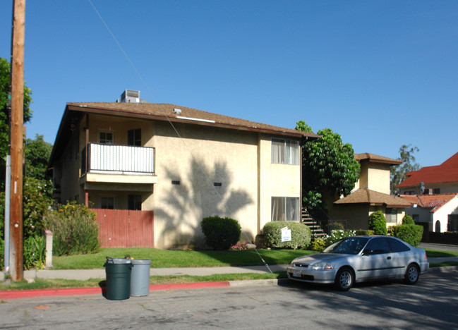 122 N Primrose Ave in Monrovia, CA - Foto de edificio - Building Photo