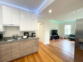 112 Hillside St, Unit 3M in Boston, MA - Foto de edificio - Building Photo