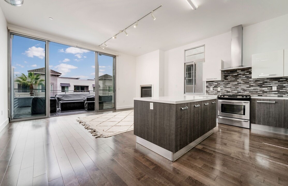 433 Pine Ave in Long Beach, CA - Building Photo