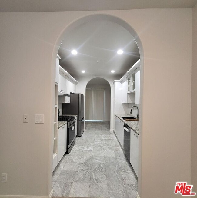 350 S Norton Ave in Los Angeles, CA - Building Photo - Building Photo