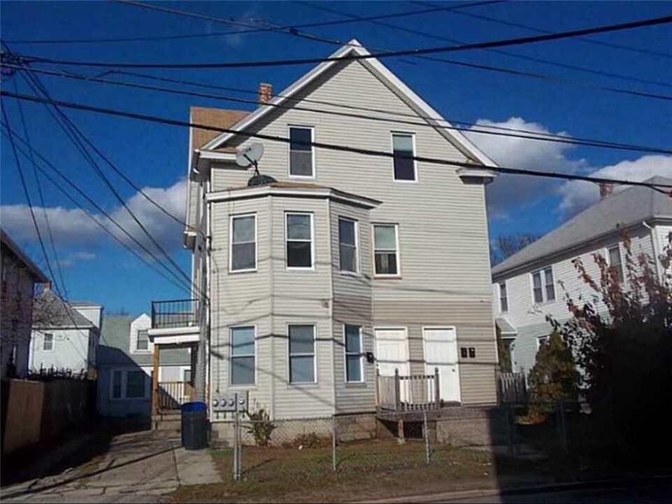 104 Webster St in Pawtucket, RI - Building Photo