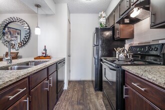 The Lennox in San Antonio, TX - Building Photo - Building Photo