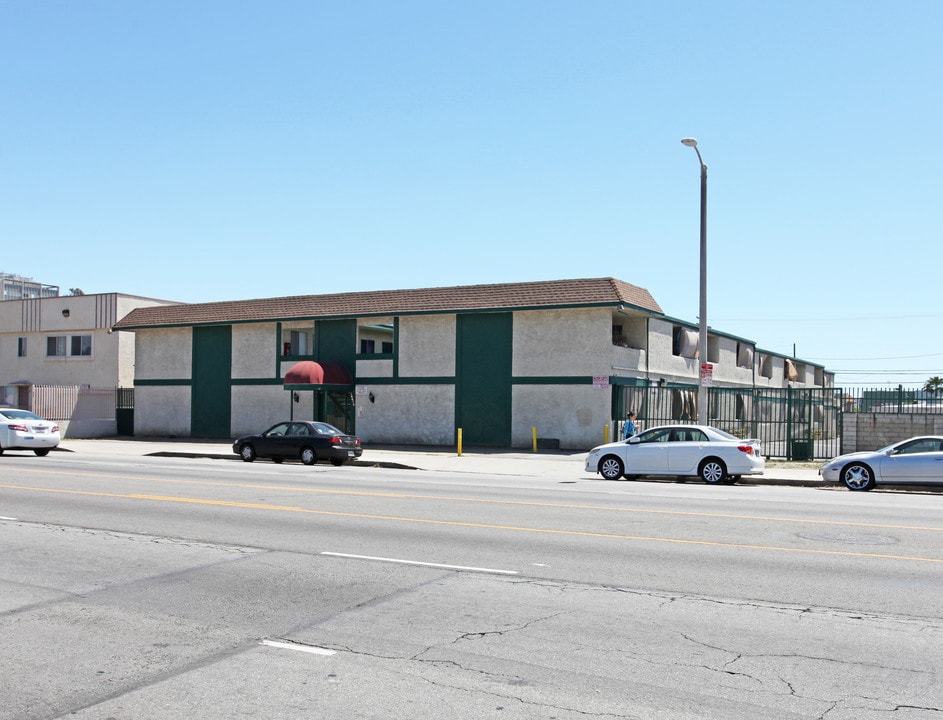 Roscoe Apartments in Panorama City, CA - Foto de edificio