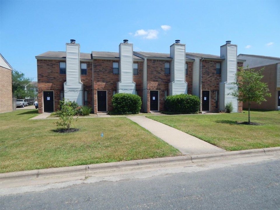802 San Pedro Dr in College Station, TX - Foto de edificio