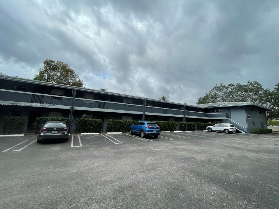 8990 W Sample Rd in Coral Springs, FL - Building Photo