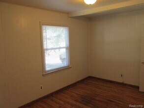 30953 7 Mile in Livonia, MI - Building Photo - Building Photo