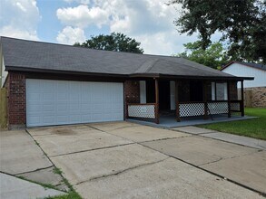 4860 Kentington Dr in Alvin, TX - Building Photo - Building Photo