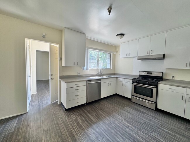 1931 Ervilla Pl in Pomona, CA - Building Photo - Building Photo