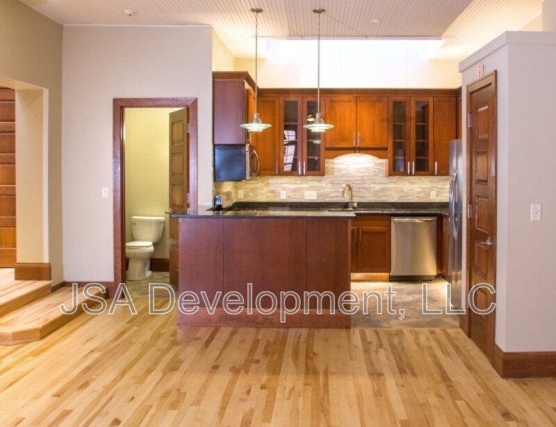 223 W 4th St in Waterloo, IA - Building Photo