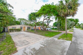 2063 NE 173rd St in North Miami Beach, FL - Building Photo - Building Photo