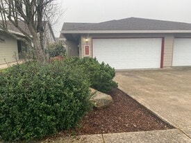 677 Benjamin Ave in Cottage Grove, OR - Building Photo