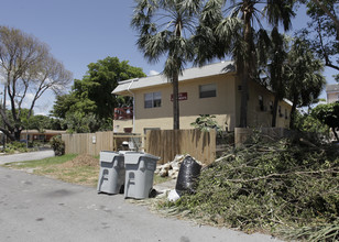 Ted's Apartments in Pompano Beach, FL - Foto de edificio - Building Photo