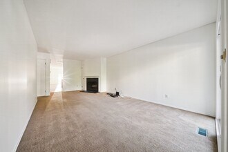 61 Seaview Ave, Unit #33 in Stamford, CT - Foto de edificio - Building Photo