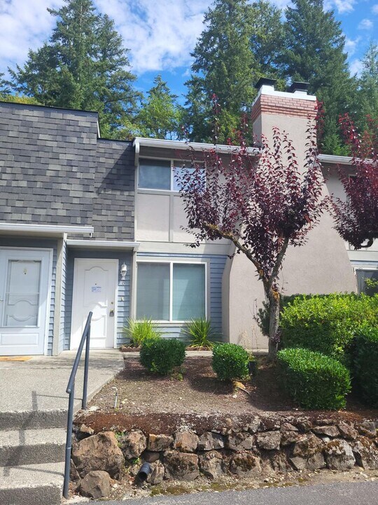 8309 Cirque Dr W in University Place, WA - Building Photo