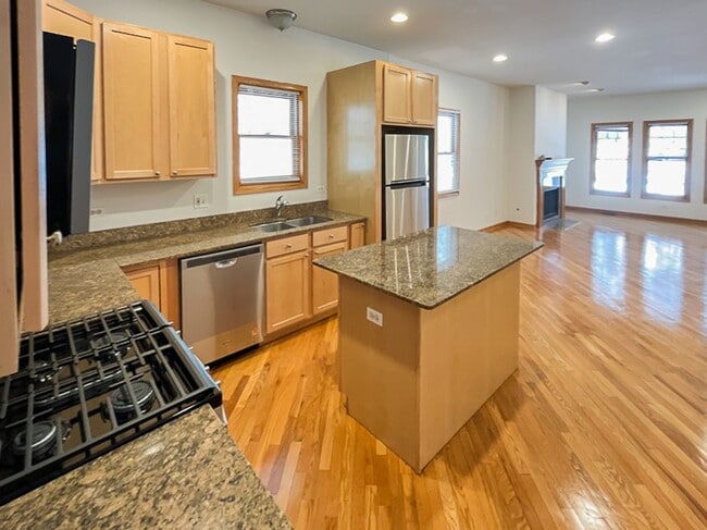 1319 W Belmont Ave, Unit 2