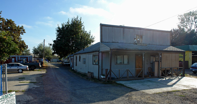 Camillia Trailer Park & Apartments in Eugene, OR - Building Photo - Building Photo