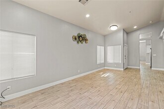 5616 Royal Castle Ln in Las Vegas, NV - Building Photo - Building Photo