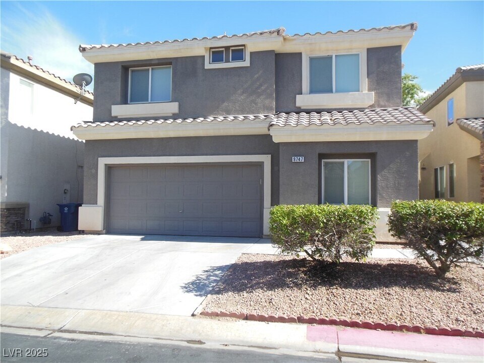 9747 Waukegan Ave in Las Vegas, NV - Building Photo