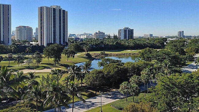3301 N Country Club Dr in Miami, FL - Building Photo - Building Photo