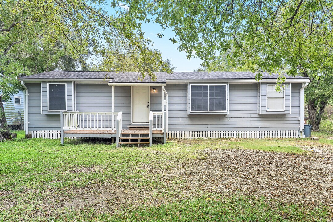 4118 Scenic Dr in Dickinson, TX - Foto de edificio