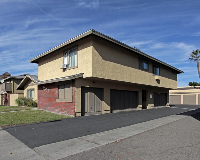 8361 Garden Grove Blvd in Garden Grove, CA - Foto de edificio - Building Photo