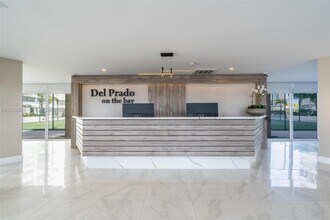 18071 Biscayne Blvd in Aventura, FL - Foto de edificio - Building Photo