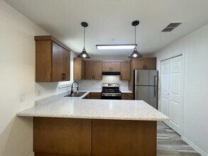 2717 N Arkansas Ave-Unit -2 in Laredo, TX - Building Photo - Building Photo