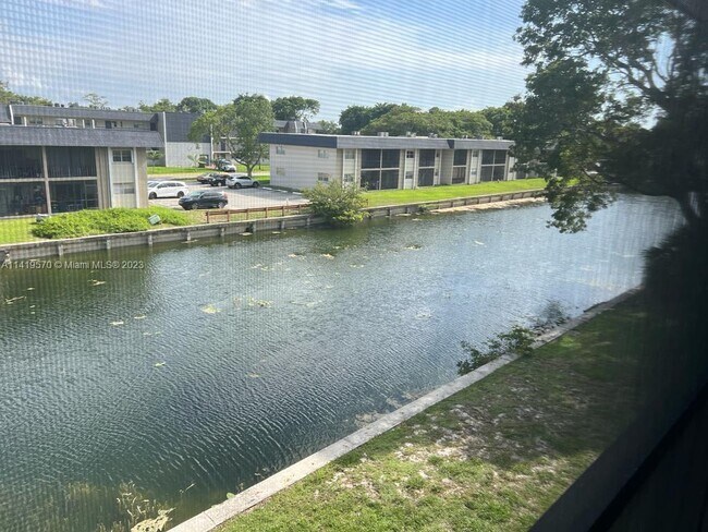 7960 N Colony Cir-Unit -304 in Tamarac, FL - Building Photo - Building Photo