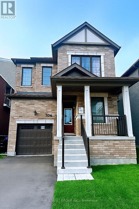 704 Mika St in Innisfil, ON - Building Photo