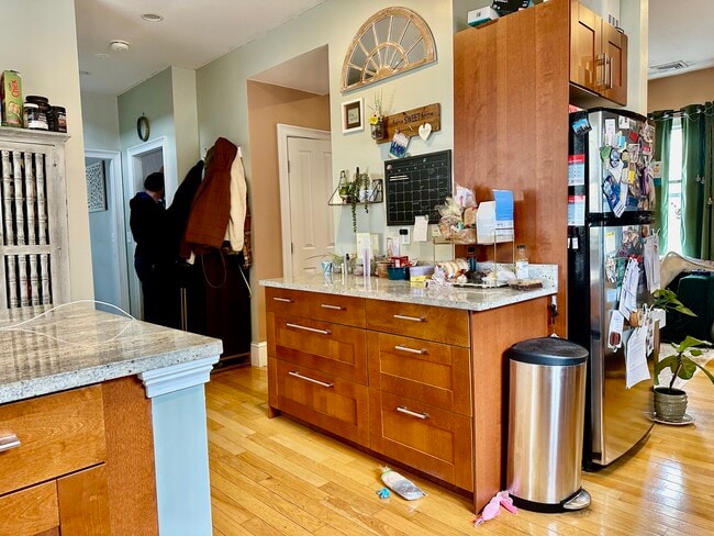 97 Dover St, Unit 2 in Somerville, MA - Building Photo - Building Photo