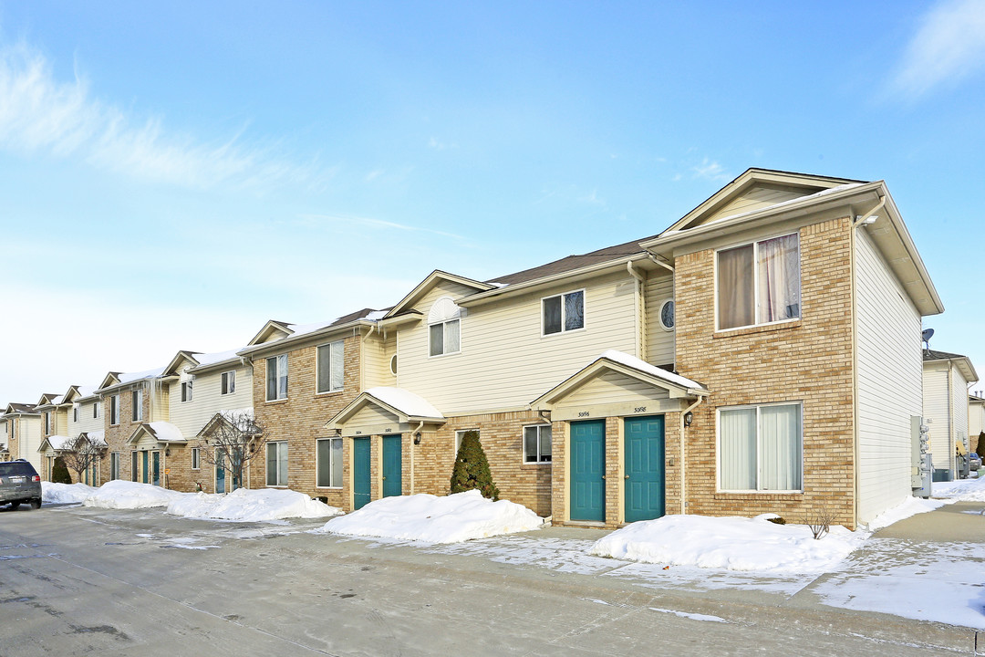 Wedgewood Village in Roseville, MI - Building Photo