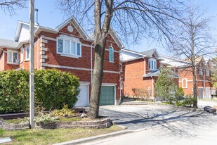 73 Brownstone Cir in Thornhill, ON - Building Photo