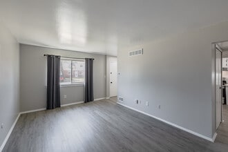Goddard Estates in Taylor, MI - Foto de edificio - Interior Photo