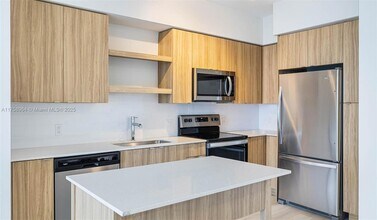 555 NE 8th St, Unit 1708 in Fort Lauderdale, FL - Building Photo - Building Photo