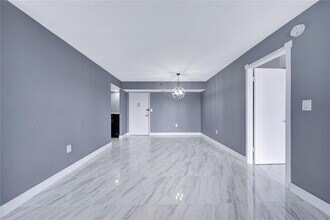 1100 St Charles Pl in Pembroke Pines, FL - Foto de edificio - Building Photo