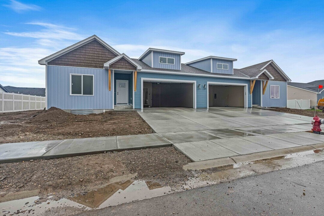 656 Jeanine Dr in Sugar City, ID - Building Photo