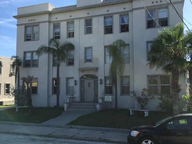 307-311 S Grandview Ave in Daytona Beach Shores, FL - Foto de edificio - Building Photo