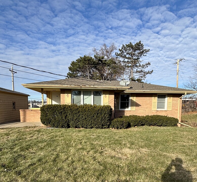 7305 Wilshire Blvd in Windsor Heights, IA - Foto de edificio