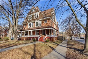 2001 Orrington Ave in Evanston, IL - Building Photo