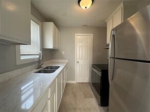 2437 Stovall Dr in Dallas, TX - Building Photo - Building Photo