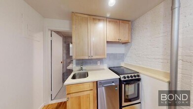 43 E 1st St in New York, NY - Building Photo - Building Photo