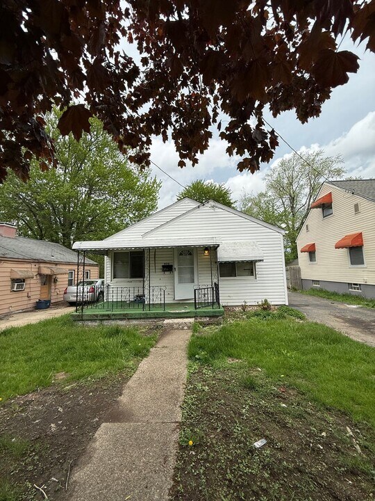 975 Clifford Ave in Akron, OH - Building Photo