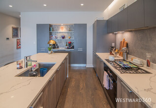 880 N Milwaukee Ave in Chicago, IL - Building Photo - Building Photo