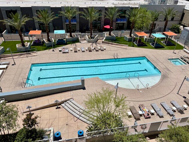 353 E Bonneville Ave, Unit 219 in Las Vegas, NV - Foto de edificio - Building Photo