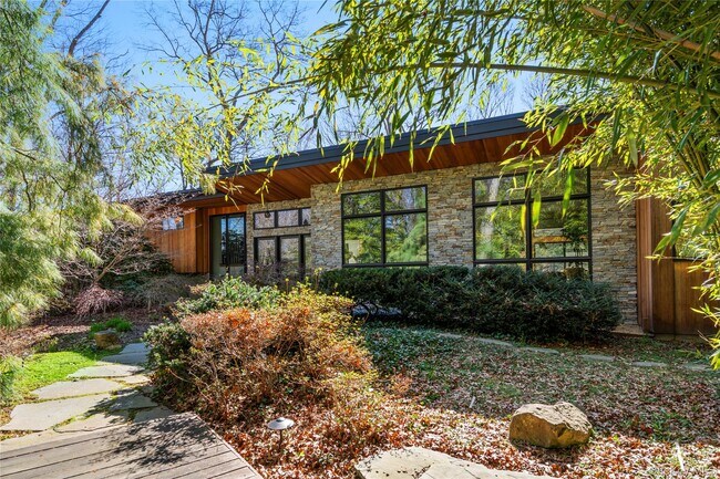 14 Tall Tree Ct in Cold Spring Harbor, NY - Building Photo - Building Photo
