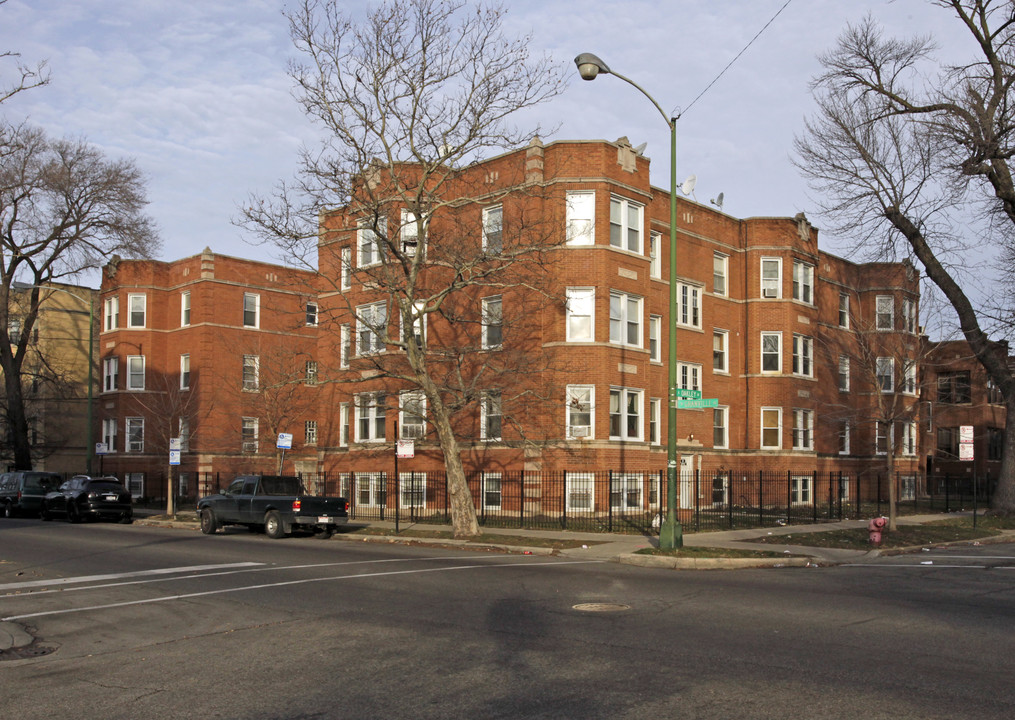 2300 W Granville Ave in Chicago, IL - Building Photo