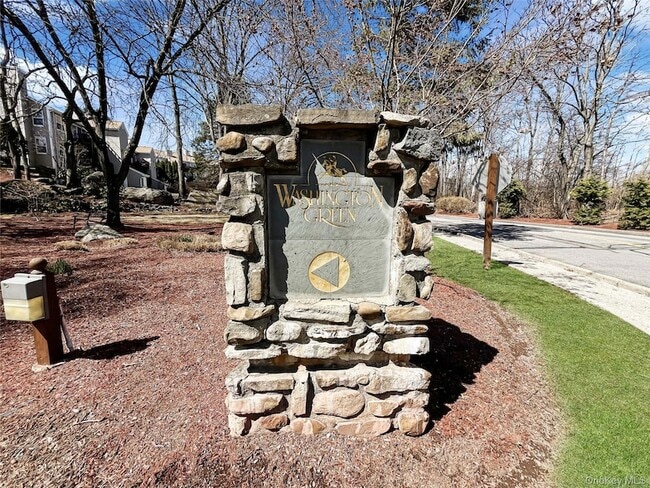 1024 Washington Green in New Windsor, NY - Foto de edificio - Building Photo