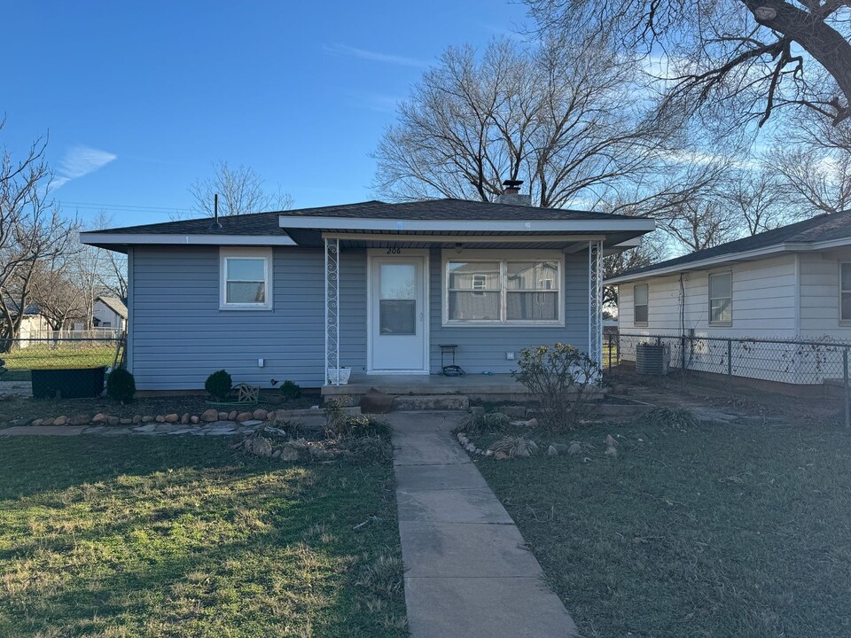 206 E C Ave in Cache, OK - Building Photo